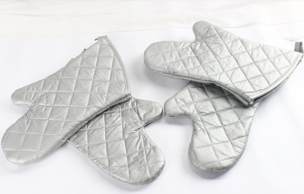 Wholesale Long  Customized Patterns  Silver Oven Mitts  Good Stain Resistant Function from china suppliers