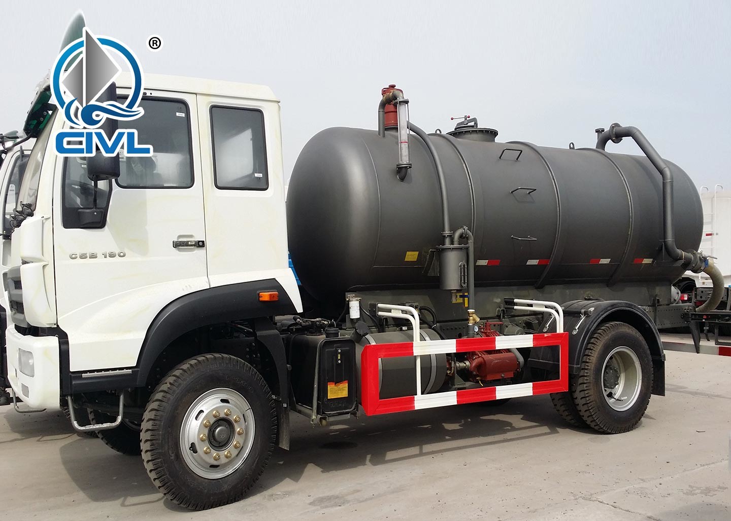 6 Cubic Meters Diesel Sewage Suction Truck with 5m Suction Depth 290HP