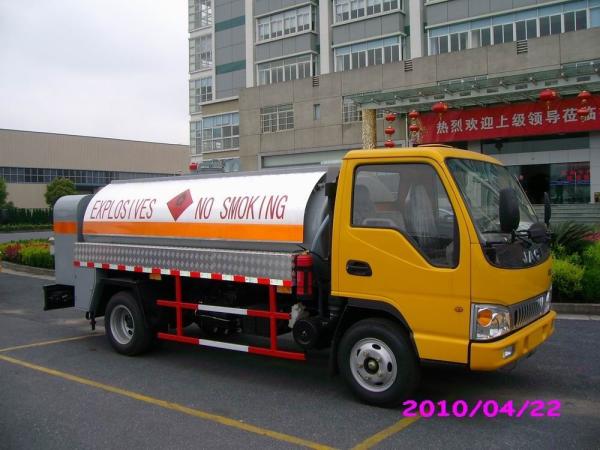 Diesel Delivery 4x2 JAC Mobile Oil Tank Truck , Refuelling Petroleum Tanker