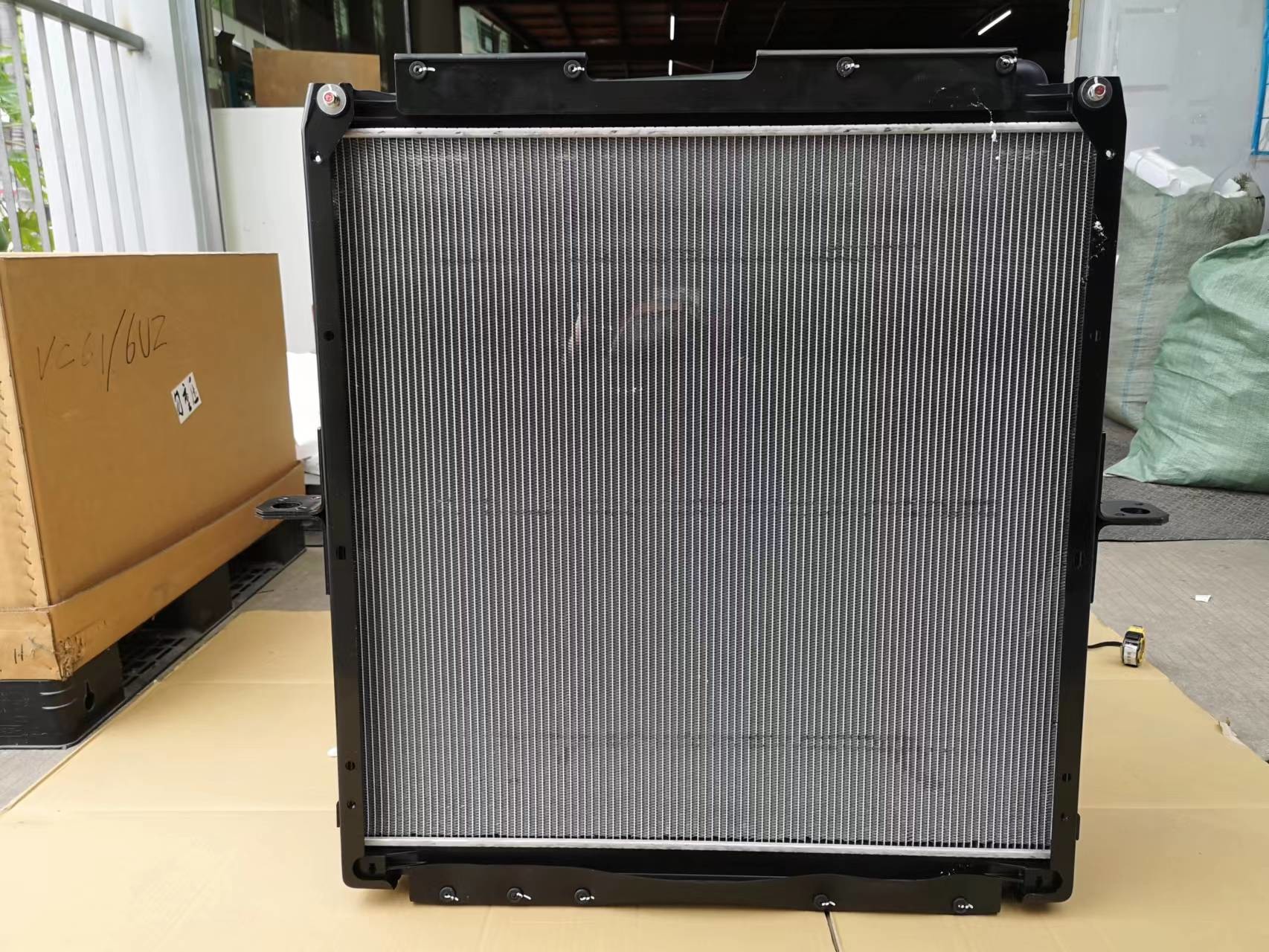 6UZ1 Isuzu Radiator 8974321060 Qingling 1301010-D15YR For Giga VC61 Aluminum Cooling Core And Plastics Fan Guide