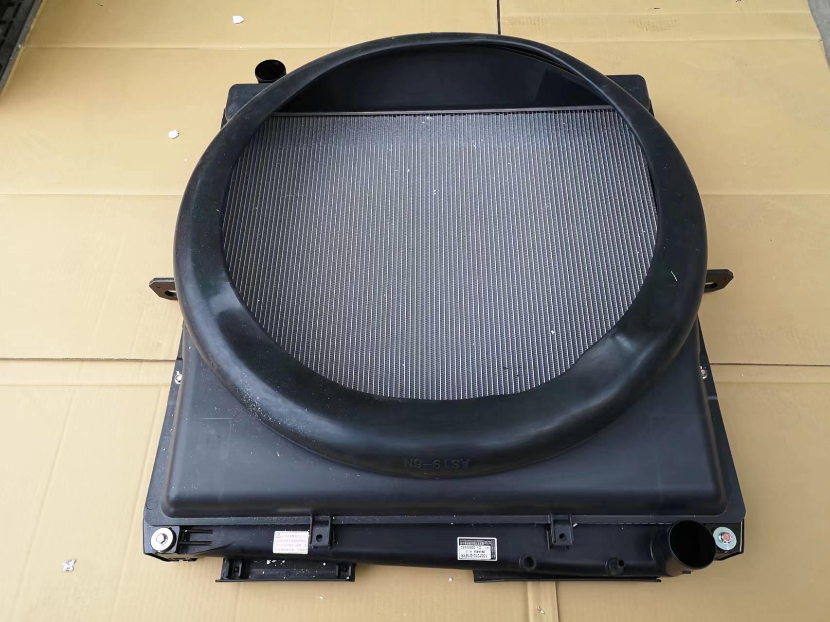 6UZ1 Isuzu Radiator 8974321060 Qingling 1301010-D15YR For Giga VC61 Aluminum Cooling Core And Plastics Fan Guide