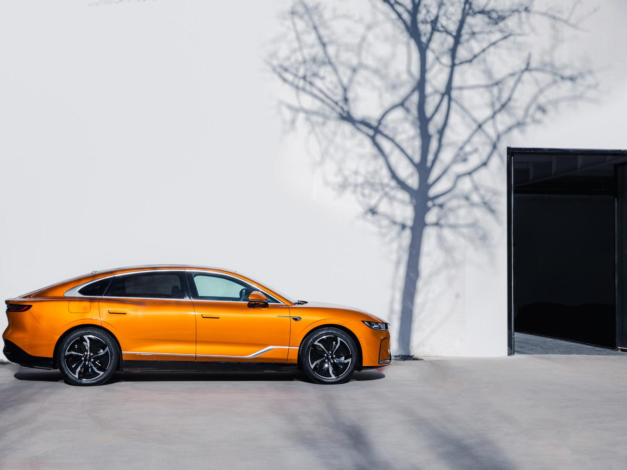 2024 Voyah Zhuiguang Electric Sedan EV Vehicle with Ternary Lithium Battery and 5-Door 5-Seat Body Structure