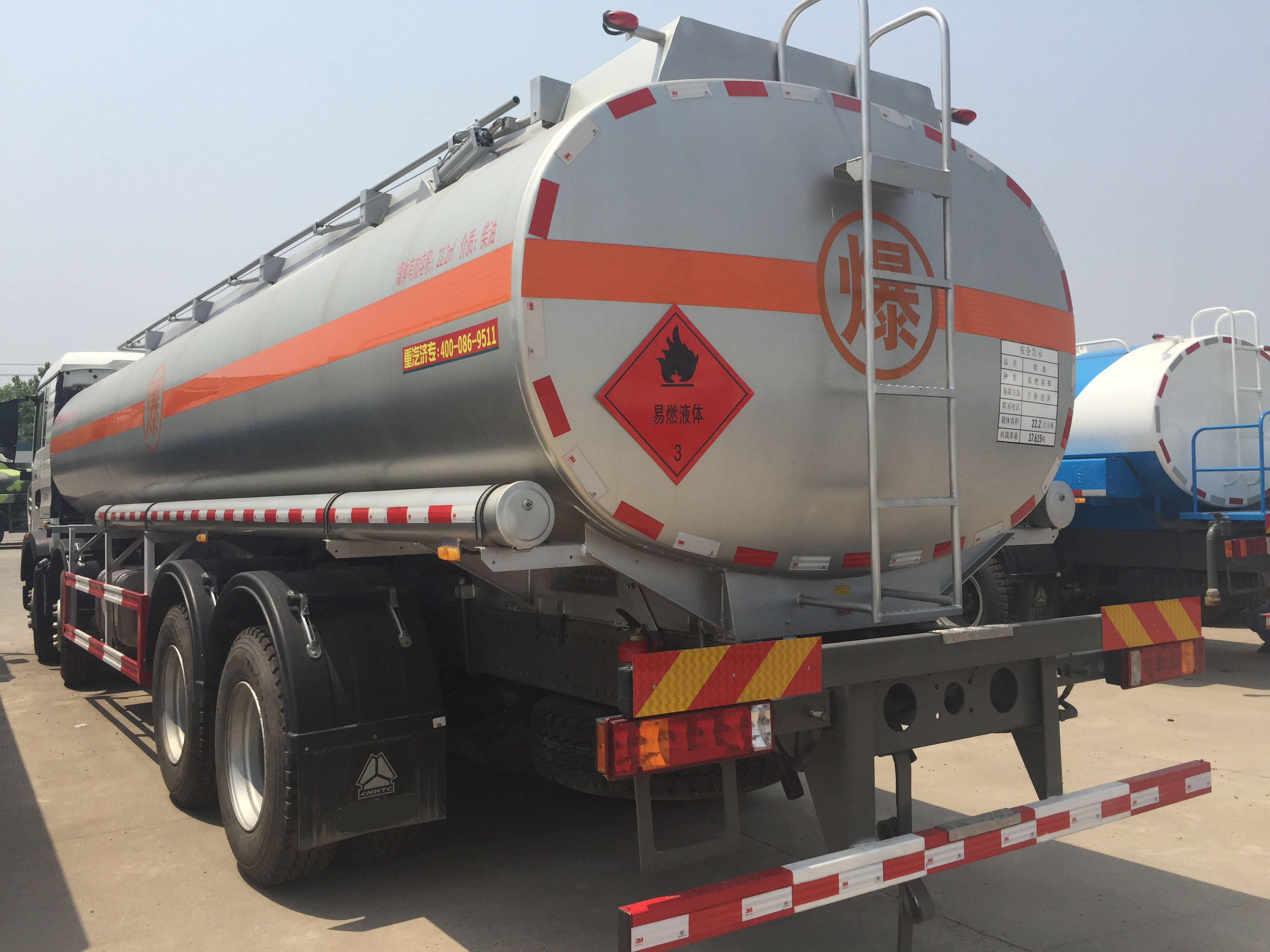 Stable Oil Tank Truck SINOTRUK HOWO 30 - 40 CBM For Oil Transportation 8X4 RHD