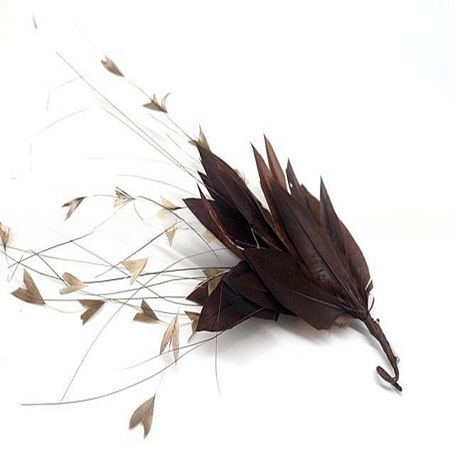 Wedding Decor Essential Zig Zag Coque Feather Flower Mount with Wire Accessory