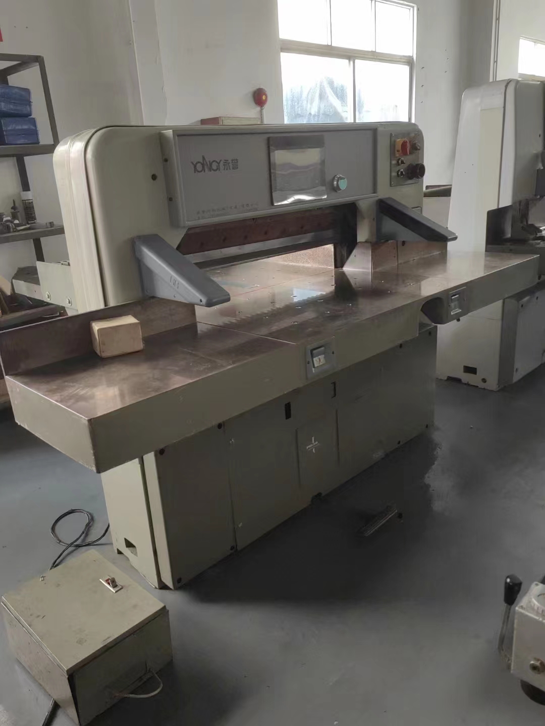 Yongy A4 Paper Cutting Machine with 2500KG Weight and Video Technical Assistance