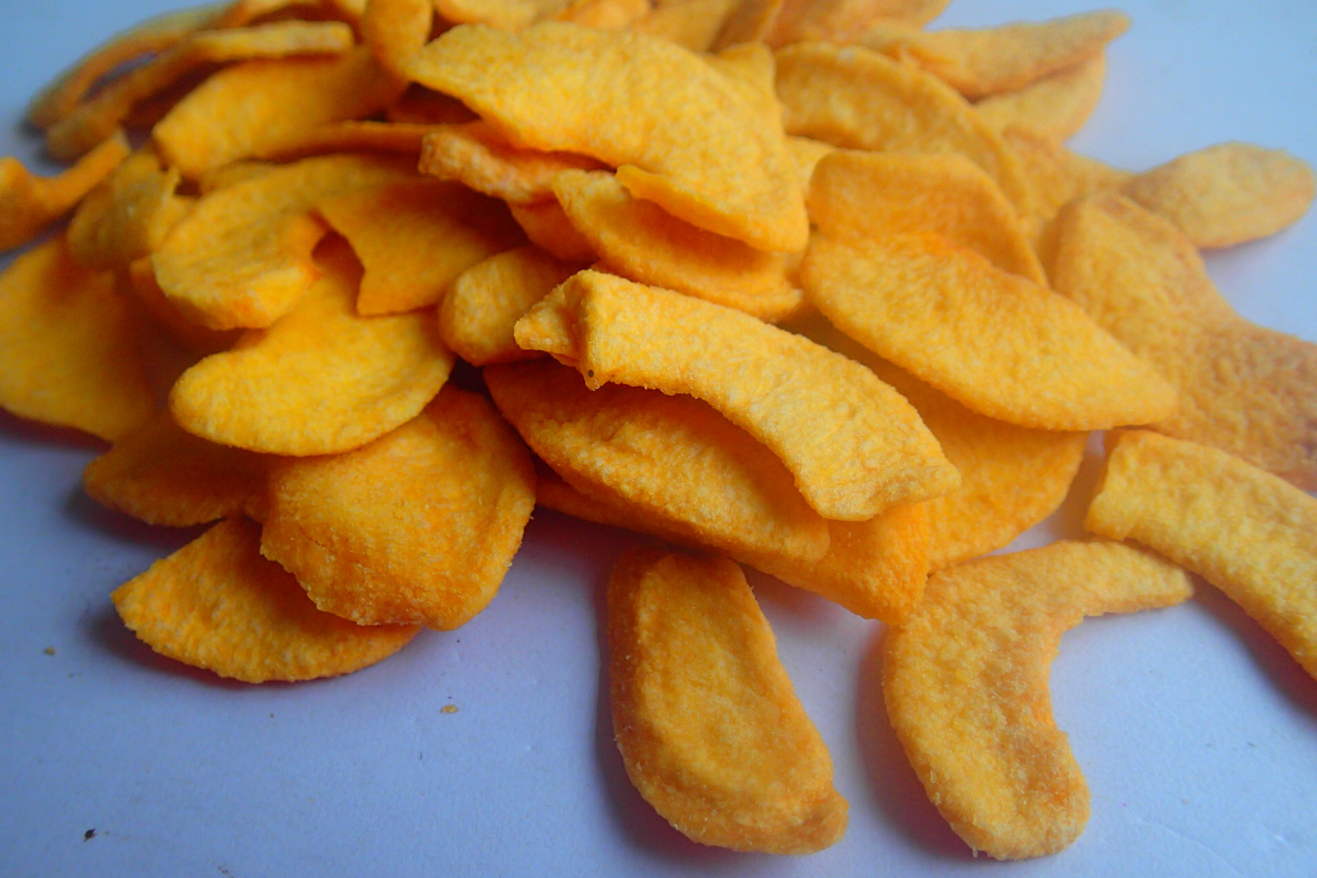 Wholesale vacuum fried fruits chip healthy snack crispy yellow peach slices snacks