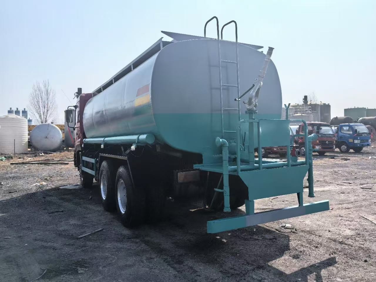 FAW Tank Watering Truck Dongfeng Sinotruk HOWO Shacman Road Sprinkler Sanitation Vehicle 20000/30000L 6X4 Heavy Duty Milk Tanker Drinking Water Truck