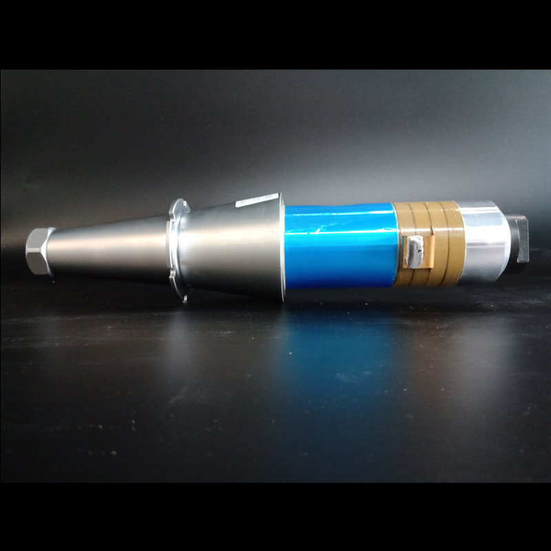 2000W/15khz Ultrasonic Piezoelectric Welding Transducer with Titanium Booster for PP/PE/POM