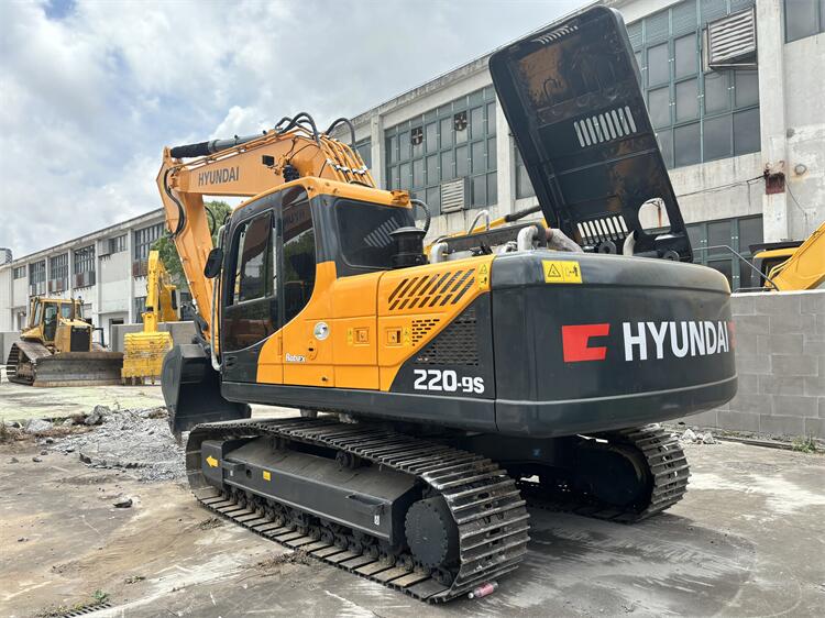 Modern 22 Tons Excavator Stock with 820 Working Hours and Original Hydraulic Cylinder