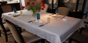 Wholesale White Disposable Table Covers For Restaurants SGS FDA Listed from china suppliers