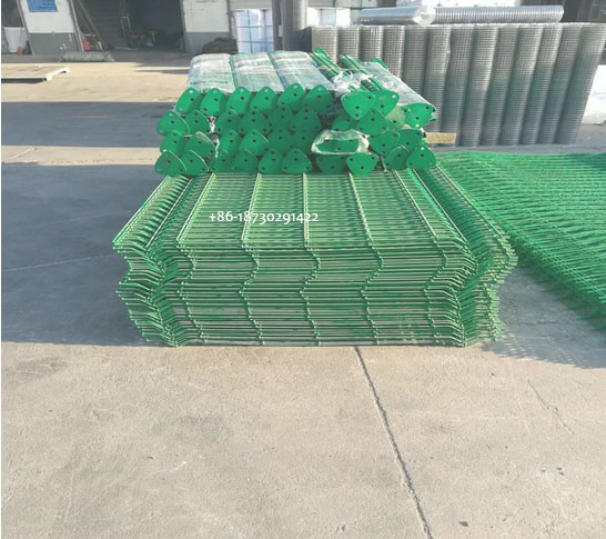 Peach Shape tube post with Triangle Bending Panel from China as fence application