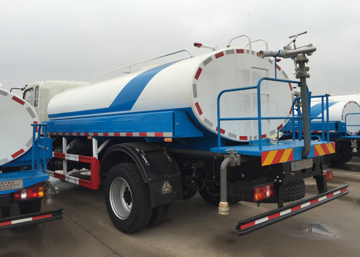 SINOTRUK HOWO Construction Water Tank Truck 10CBM With 360 Degree Rotation Giant