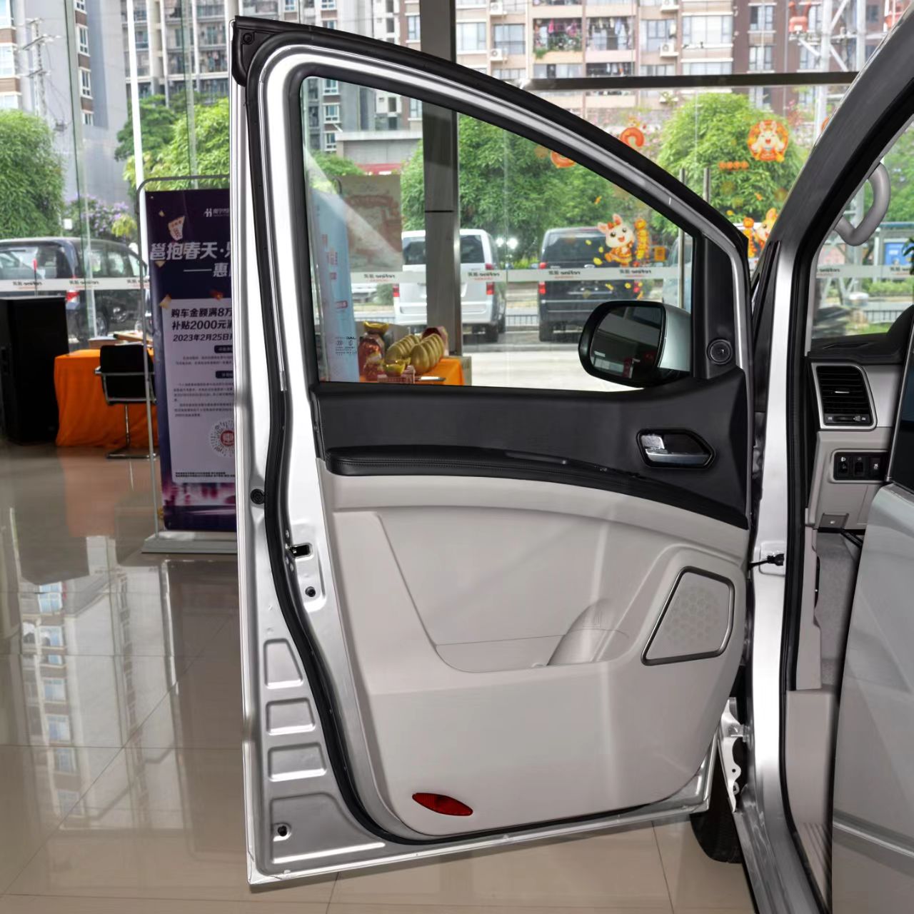 Made 2022 JAC M4 2.0L CNG Electric Steering Euro VI Middle-Large MPV 4 Doors 7 Seats