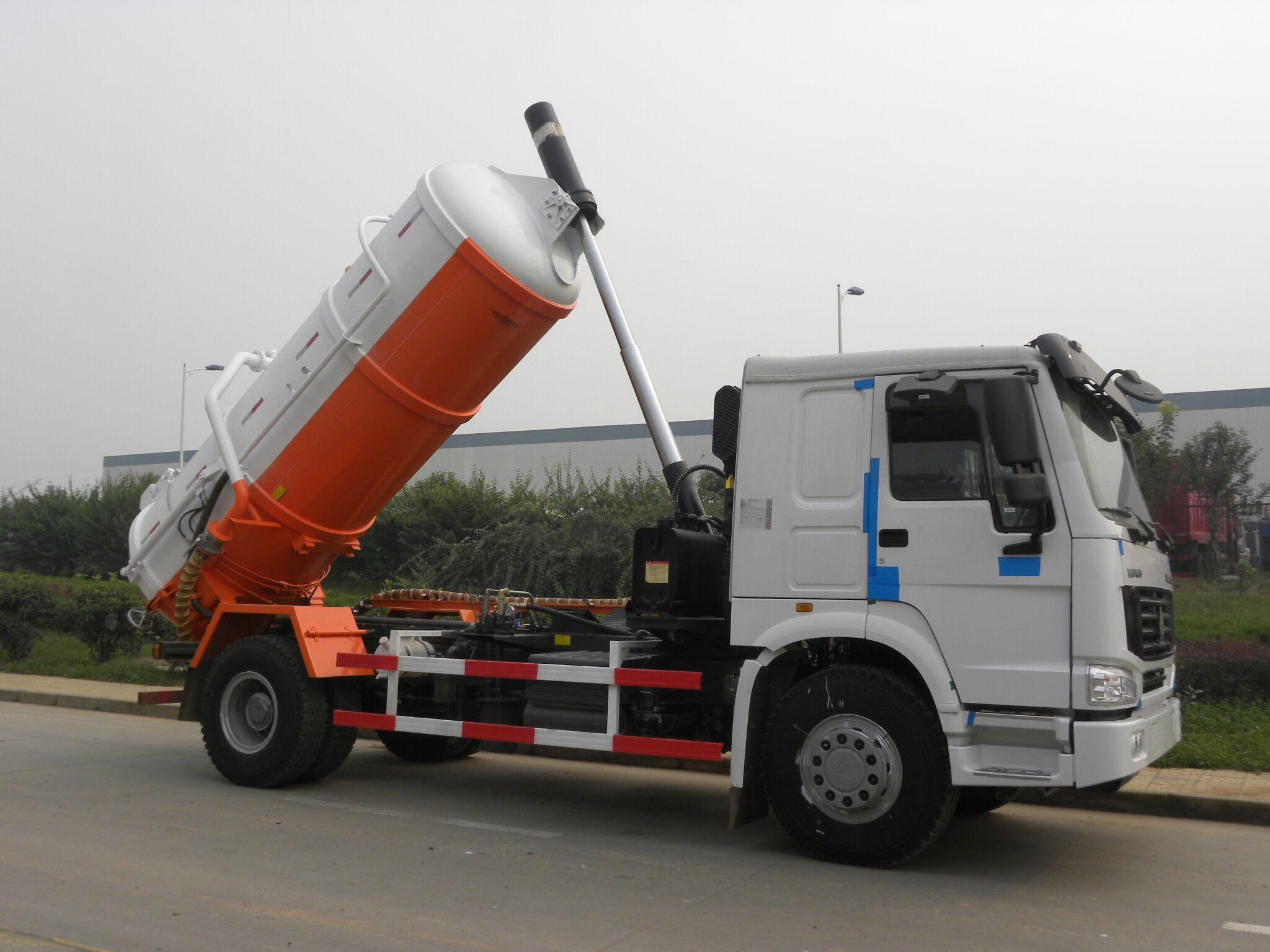 Euro 2/3/4 Sewage Pump Truck 4 X 2 10M3 Self Absorption Easy To Operate ZF8098 howo swz