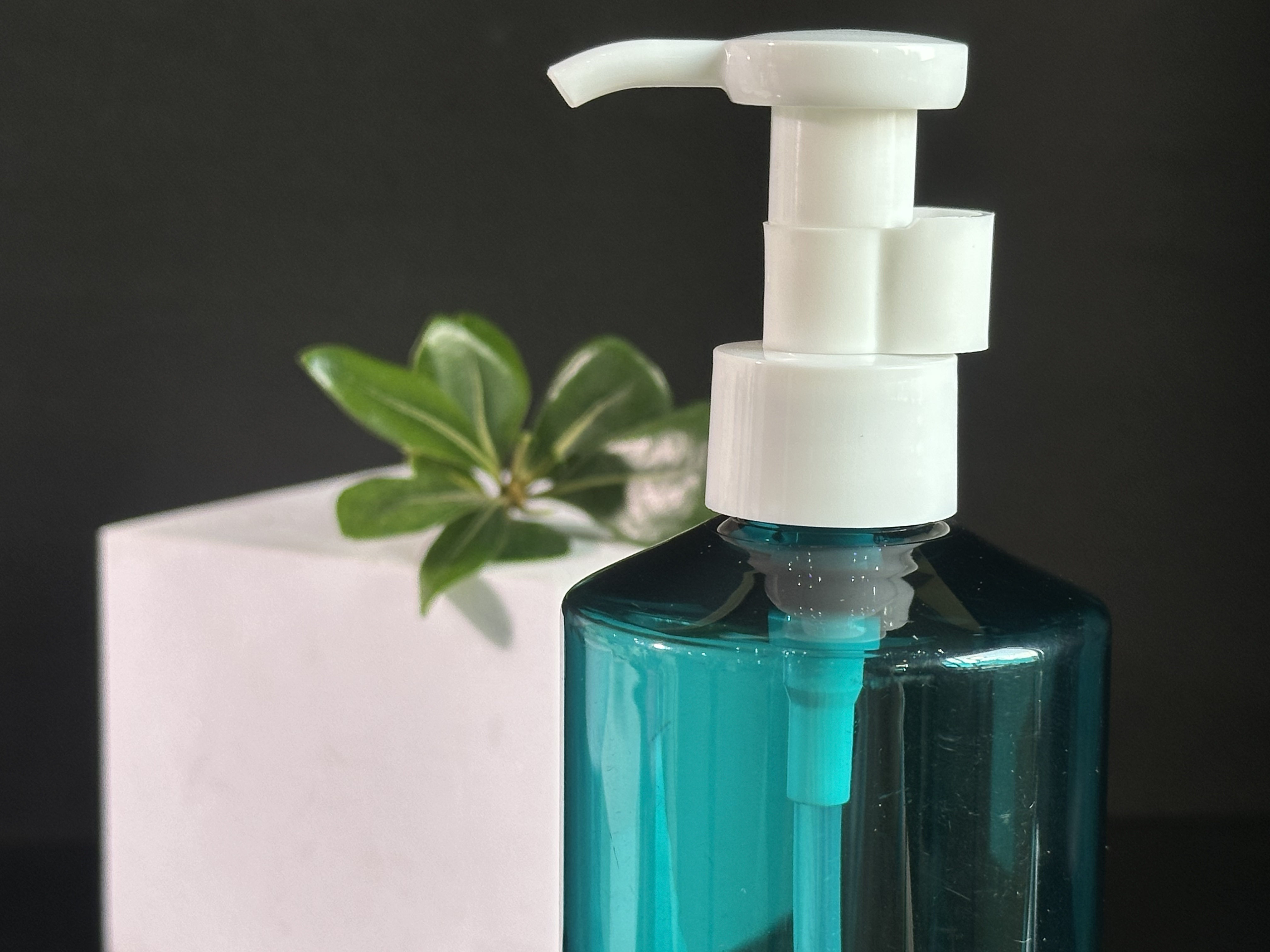 Customized Plastic Bottle Pump for Cosmetics Bottles with 24/410 28/410 Neck Size and Carton Packing
