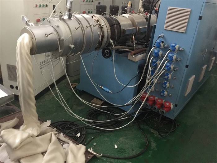 PLC Control PVC Pipe Production Line 75 - 250mm Pipe Dia With Wide Speed Regulation