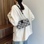 Retro Letter Printed Chain Long Shoulder Strap Women'S Crossbody Bag Closure