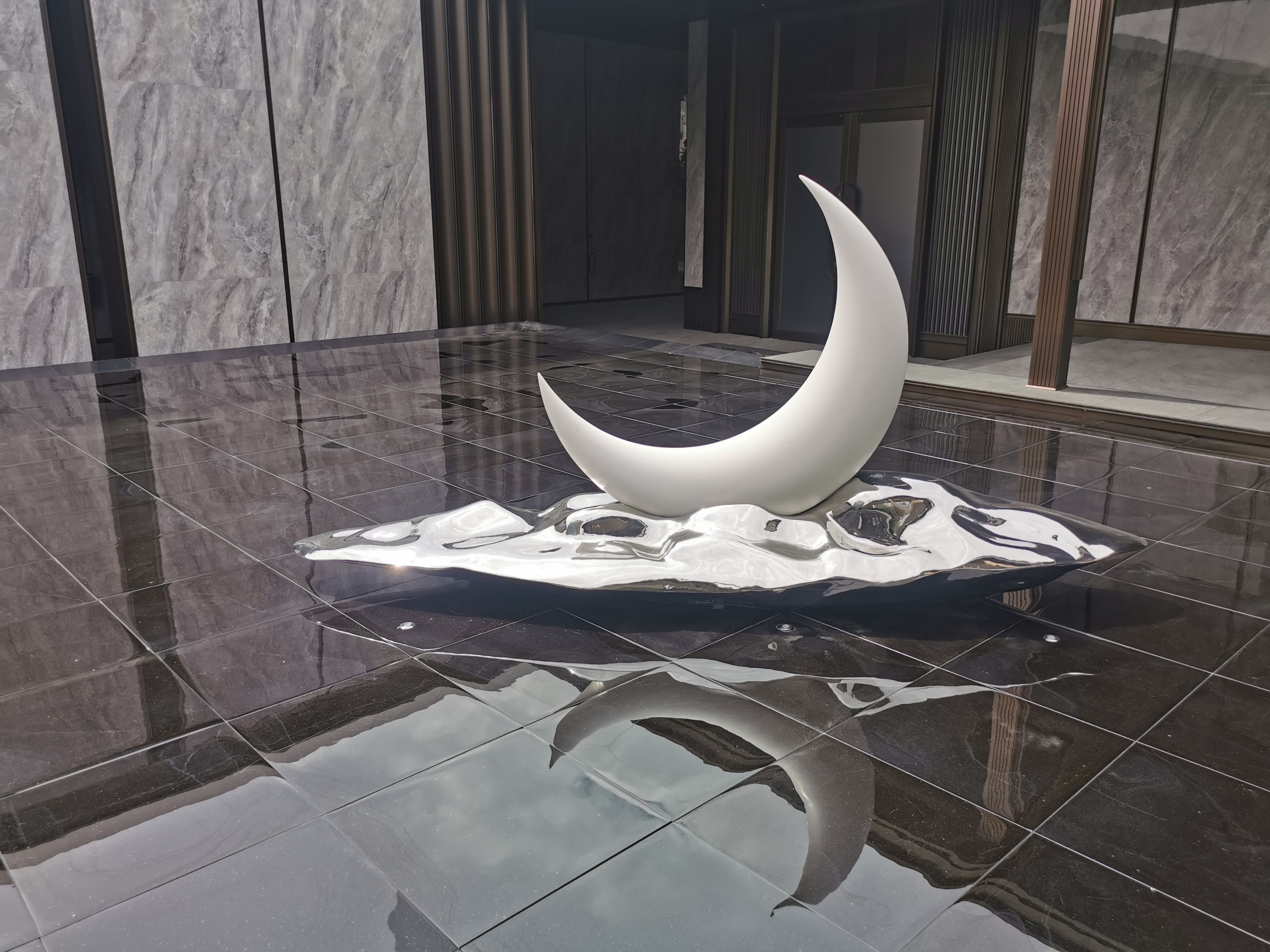 Eye Catching Metal Art Sculptures Crescent Water Feature Sculpture Made Of Composite Materials