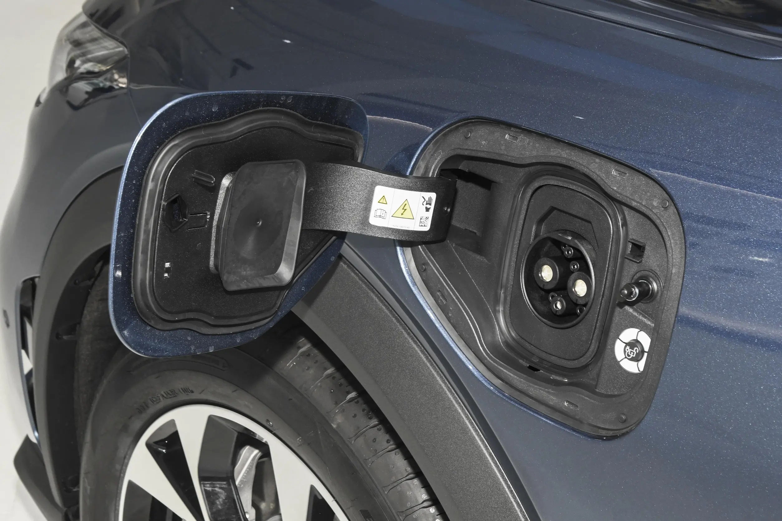 2024 Ford Mustang Mach-e Medium SUV Electric Vehicle with Blue Leather Interior and Energy-Saving LED Lights R18 Tires