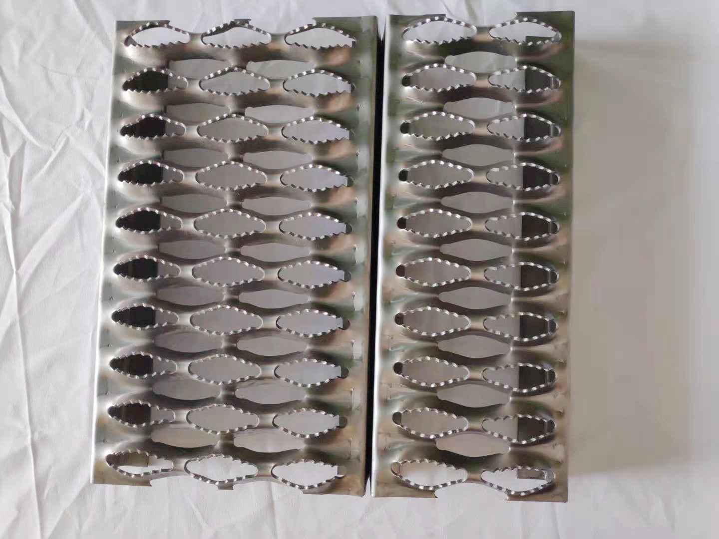Diamond Hole Shape Hdg Grip Strut Safety Grating Stair Treads Steel Anti Slip