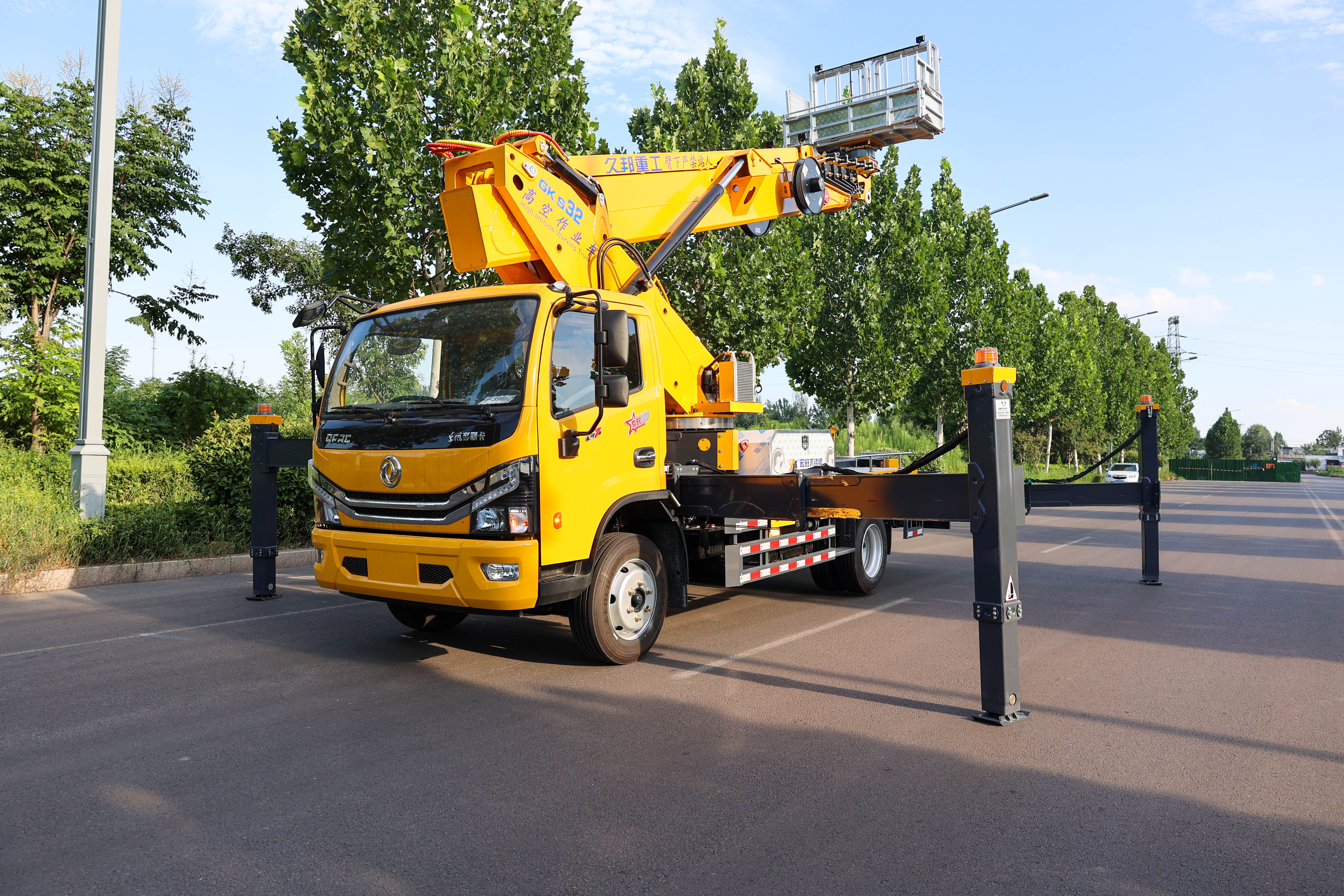 23m 27m 28m 32m Hydraulic Aerial Manlift Work Platform Truck on Sale