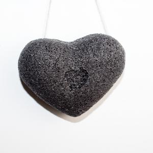 China 8.5x7x2CM Natural Charcoal Konjac Sponge Heart Bath Sponge Prevents Spots on sale