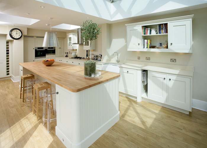 Apartment Solid Wood Kitchen Cabinets Traditional Design With Blum Soft Closing Hinges