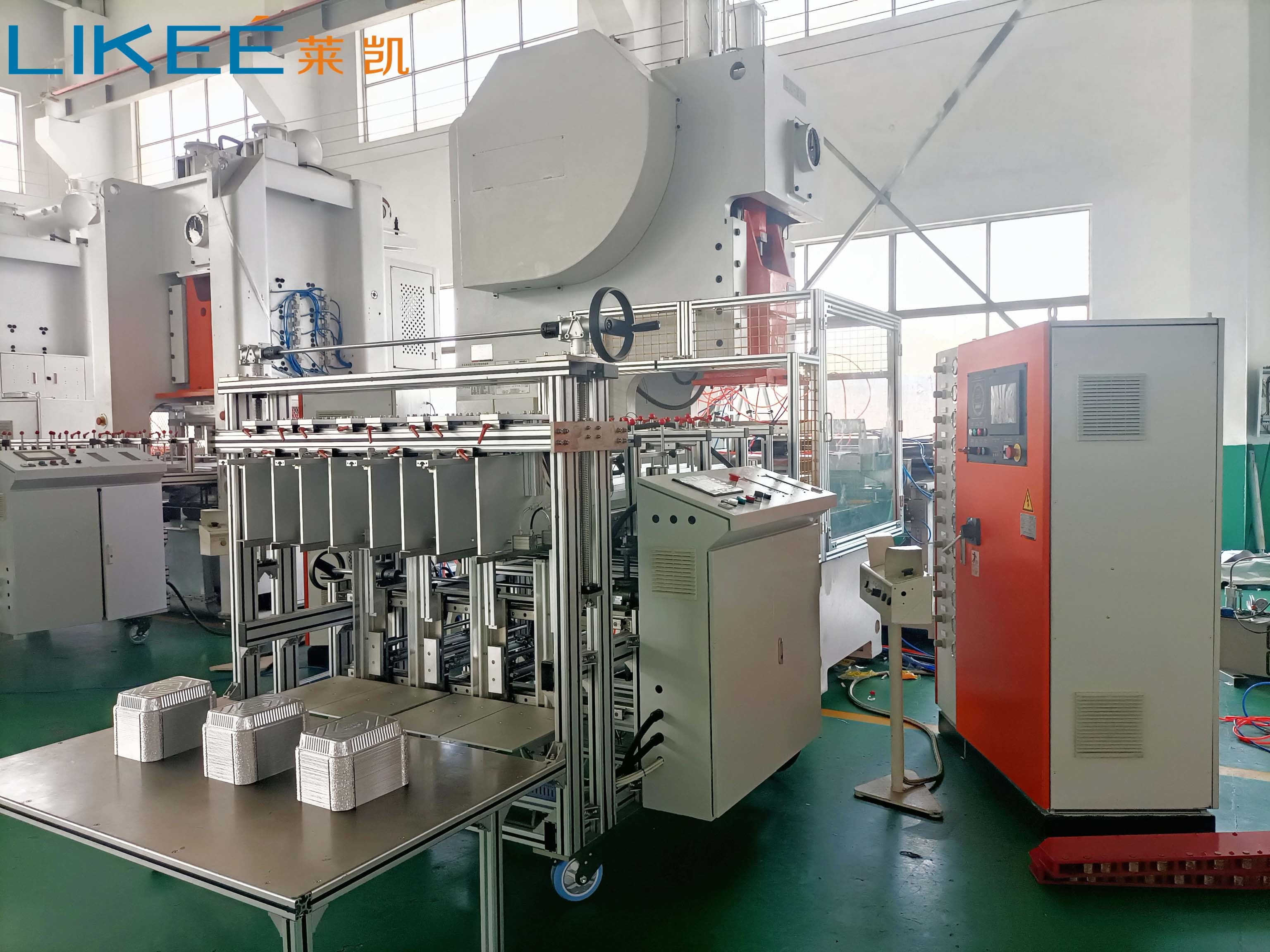 Fully Automatic Mitsubishi PLC Aluminium Foil Plate Making Machine High Productivity