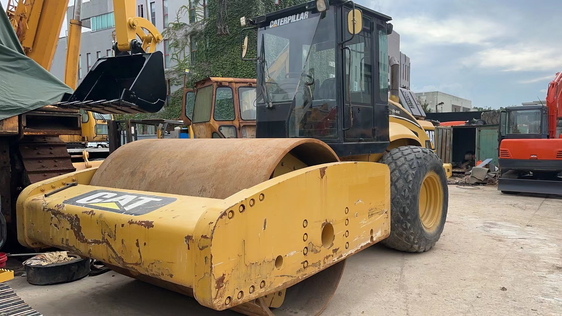 Original Color Used Caterpillar CS-683E Single Drum Road Roller In Excellent Condition