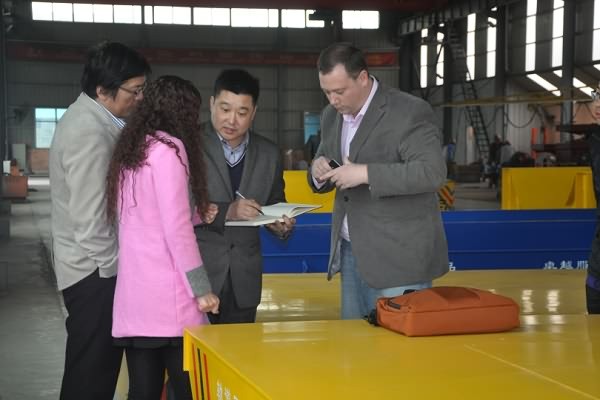Crossing rail ransfer car on turnplate for aotumobile production line