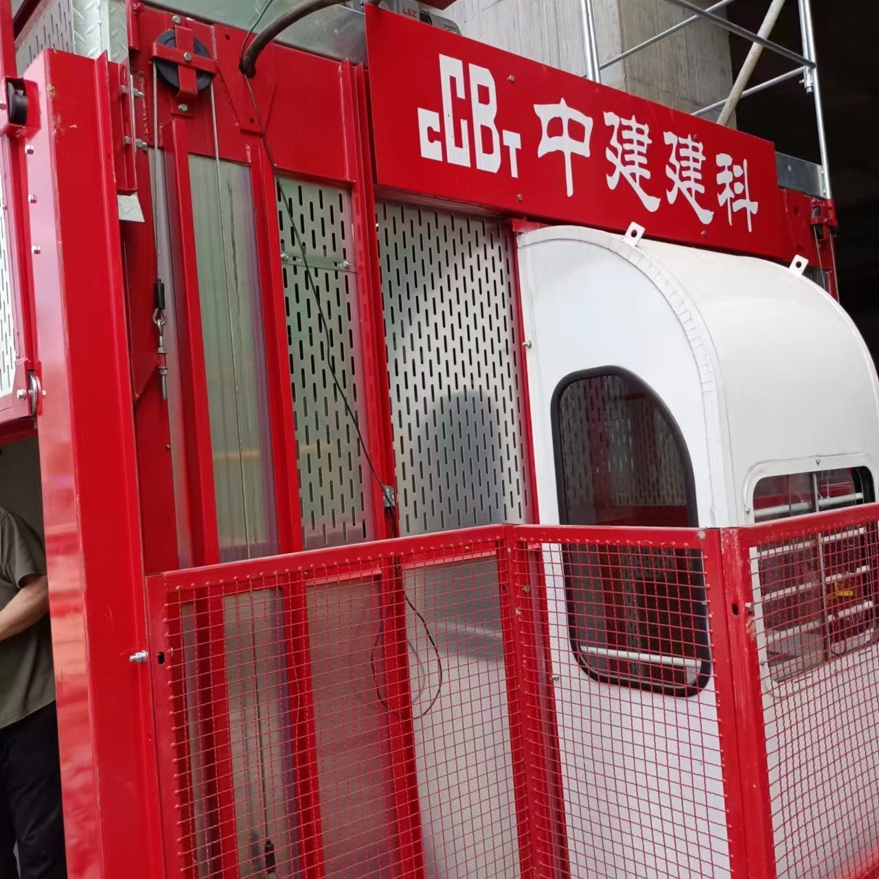 SC100 Construction Machinery Red High Speed Variable Frequency Intelligent Freight Elevator Construction Elevator