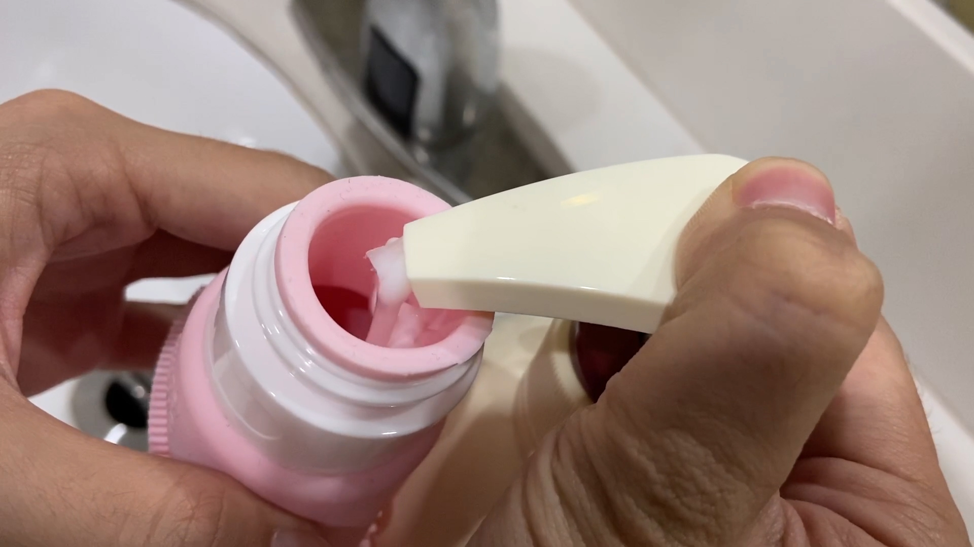 Pink Facial Cleansing Brush Silicone Electric Facial Cleanser