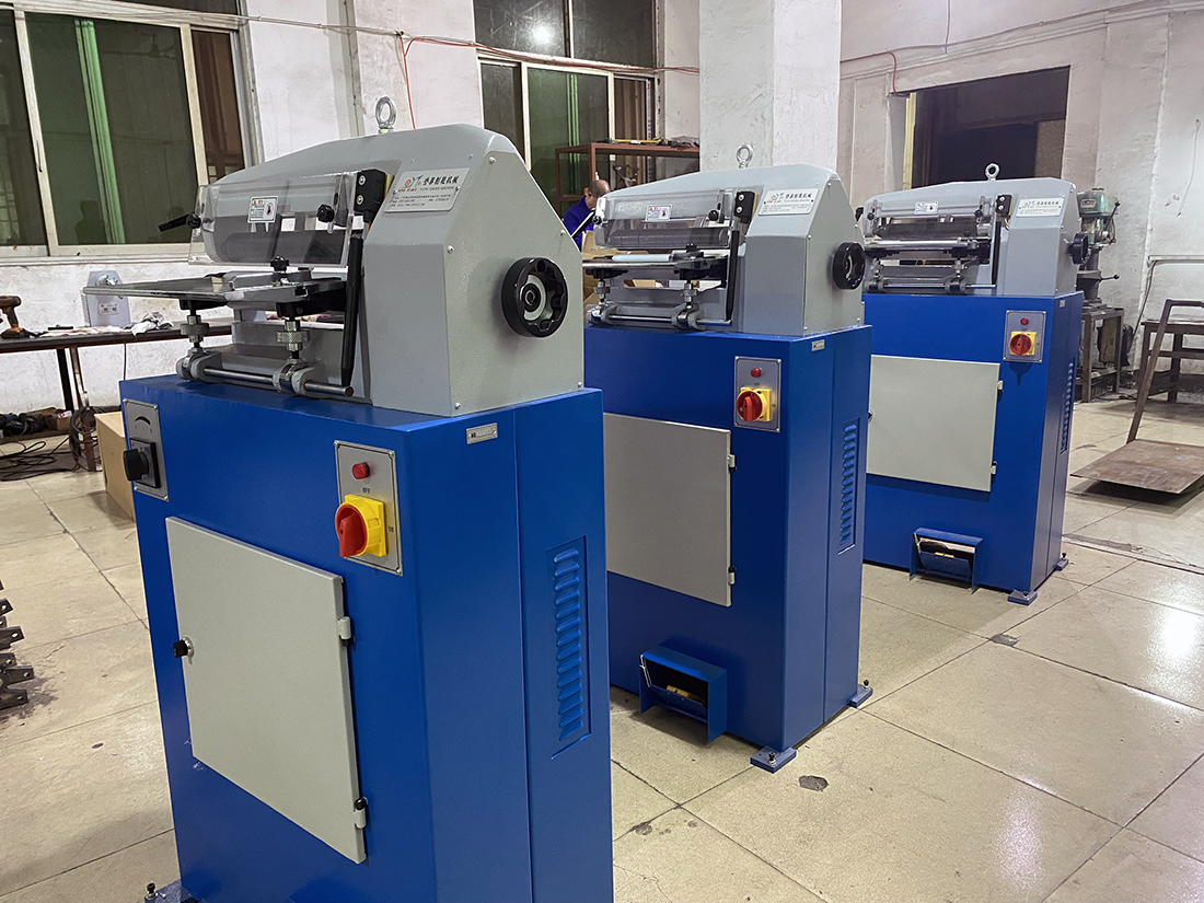 High Precision Leather Belt Strap Cutting Machine Energy Efficiency Smooth And Safety