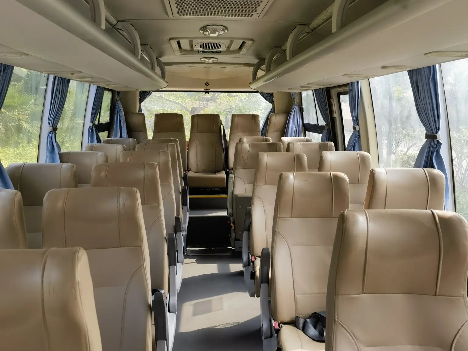 Used Diesel Buses 2016 Year 28 Seats Yuchai Engine 4 Cylinders External Swinging Door Kinglong Bus XMQ675