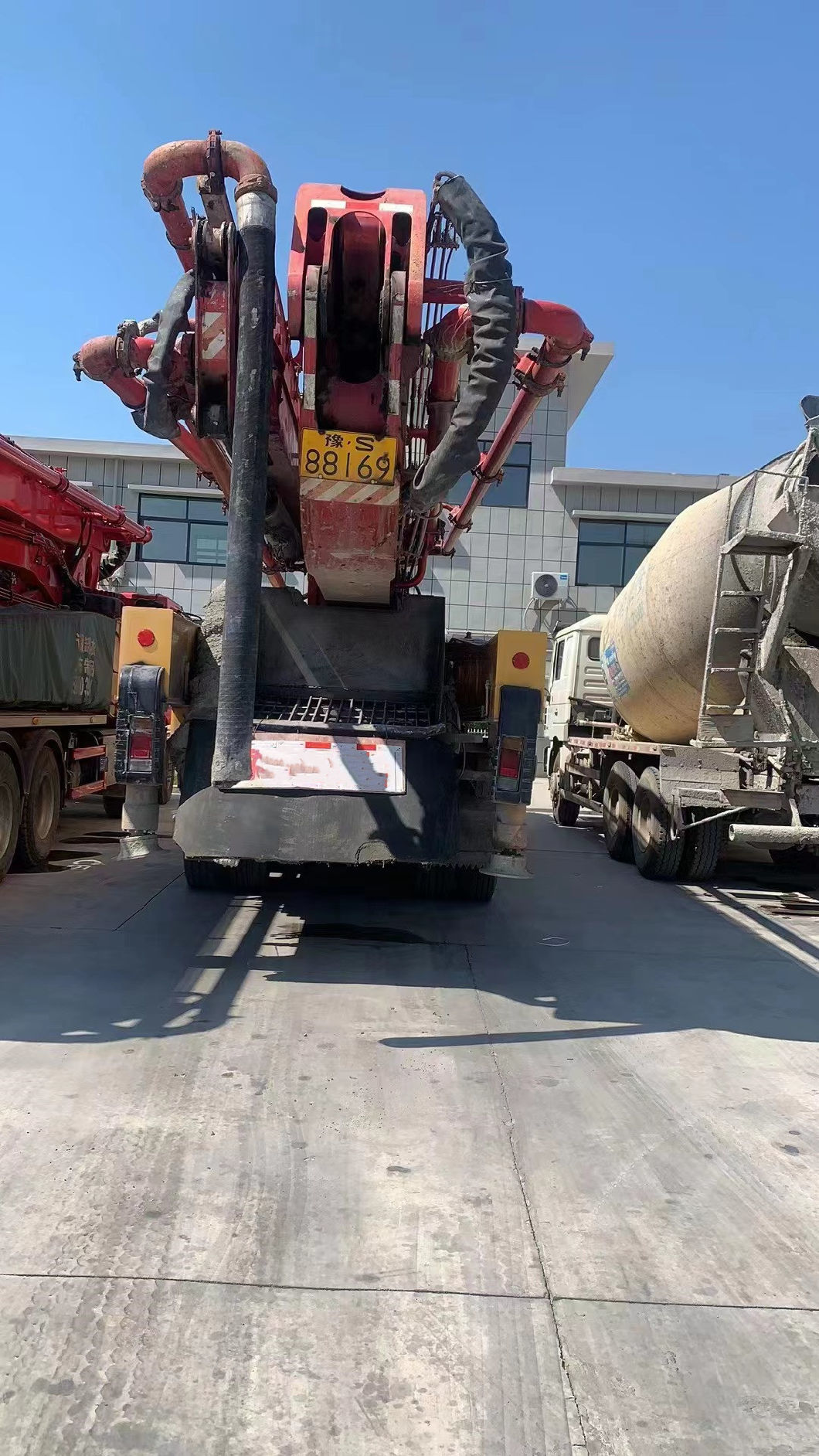 Model 52m Sy Concrete Pump on Isz Truck Concrete Boom Pump Heavy Equipment
