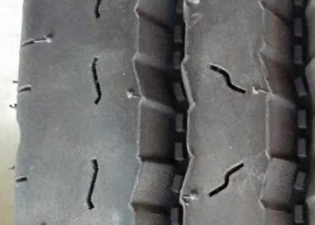 Tube Type Wide Base Tires Zigzag Shaped Sipes Design 8.25R20 TT ECE Approved