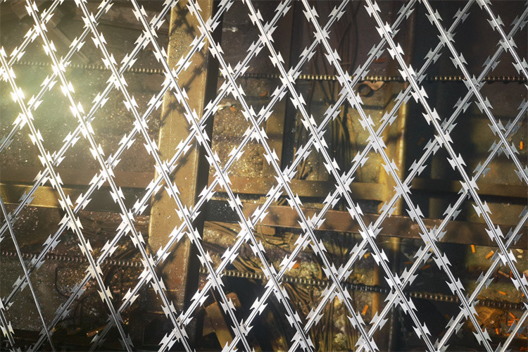 Diamond Opening Razor Barbed Wire Mesh Fence For Factory Or Prison
