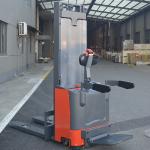 Lifting 2600mm Electric Reach Stacker Standing On Rated Traction Weight 2000kg