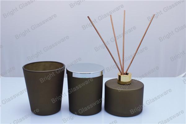 Eco-friendly spray color reed diffuser bottle with gold lid and reed sticks