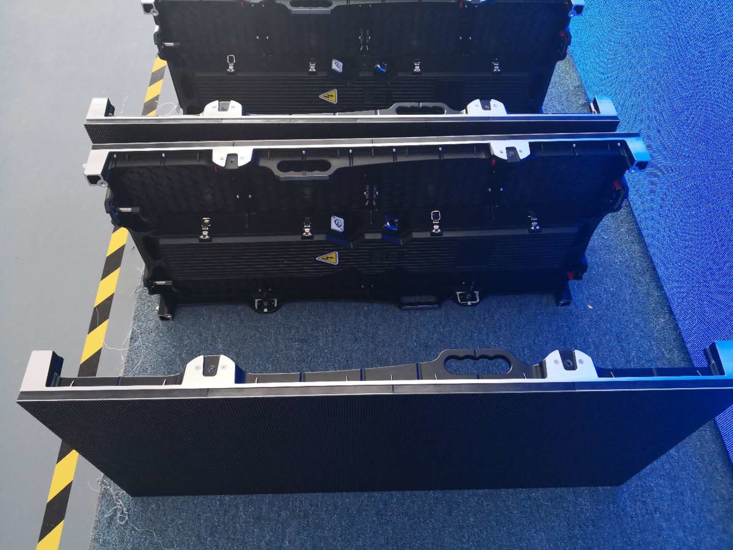P3.91 600cd/m2 Front Service LED Display 1R1G1B 500mm Cabinet