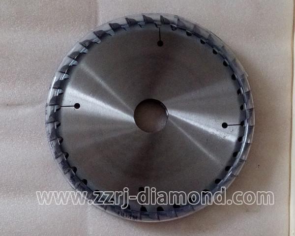 PCD Saw Blades are made of PCD material and tool steel, through cutting