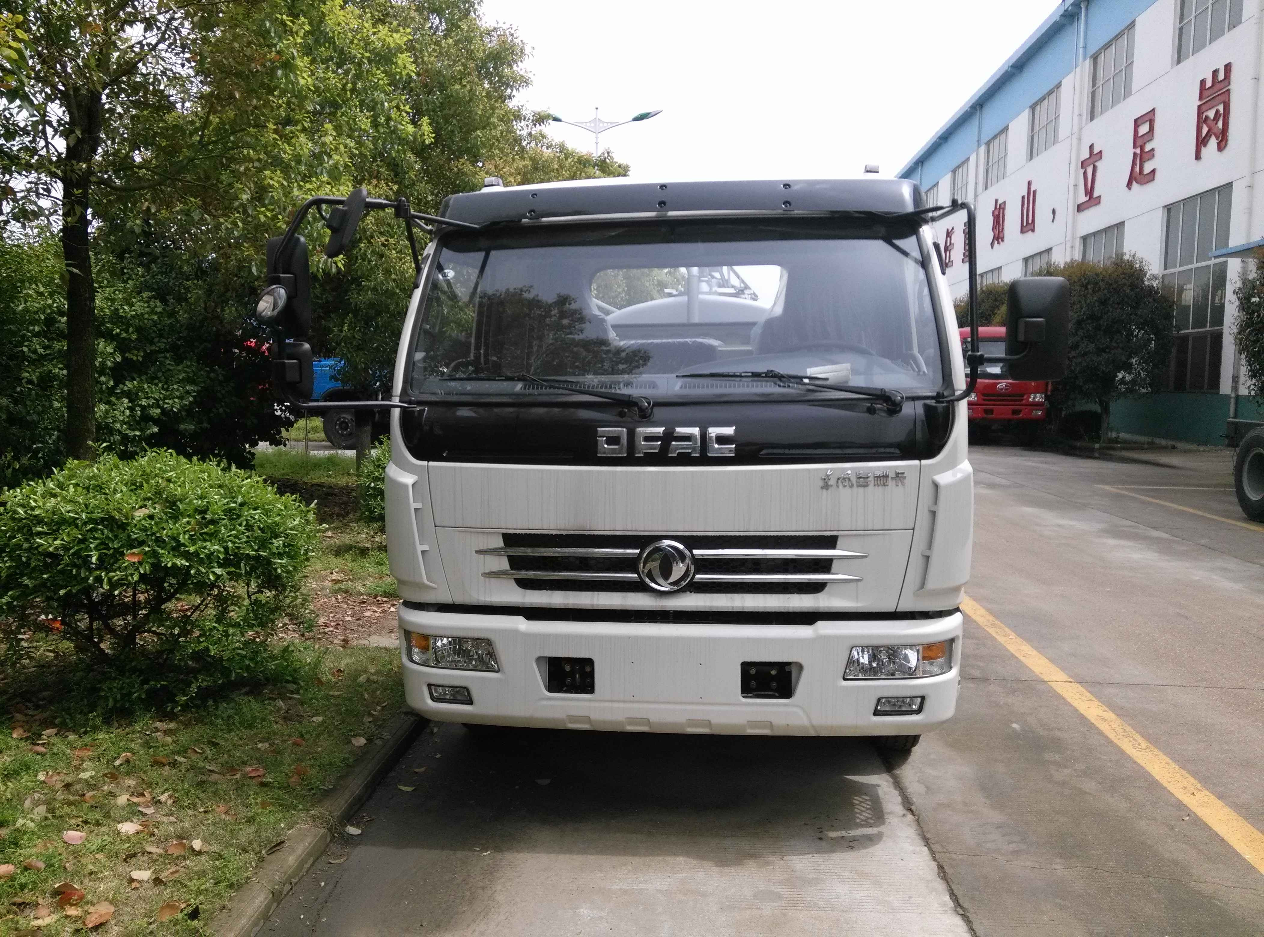 110 Kw Euro 4 Diesel Mini Vacuum Sewage Suction Truck for Manual Sewage Disposal