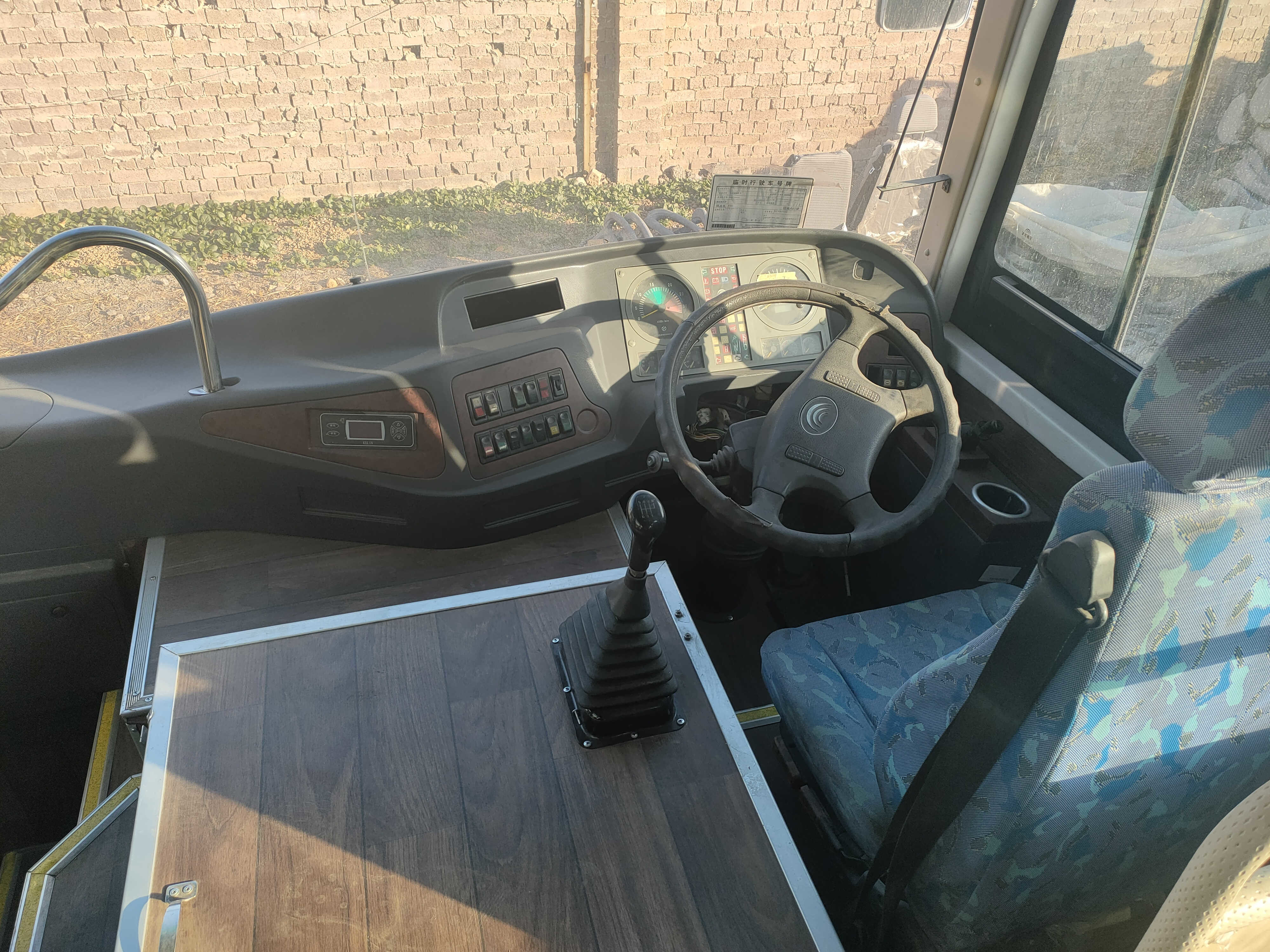 Right Hand Drive Yutong Used Bus Zk6112d Big Baggage Cabin Silding Window 2+2layout 53seats