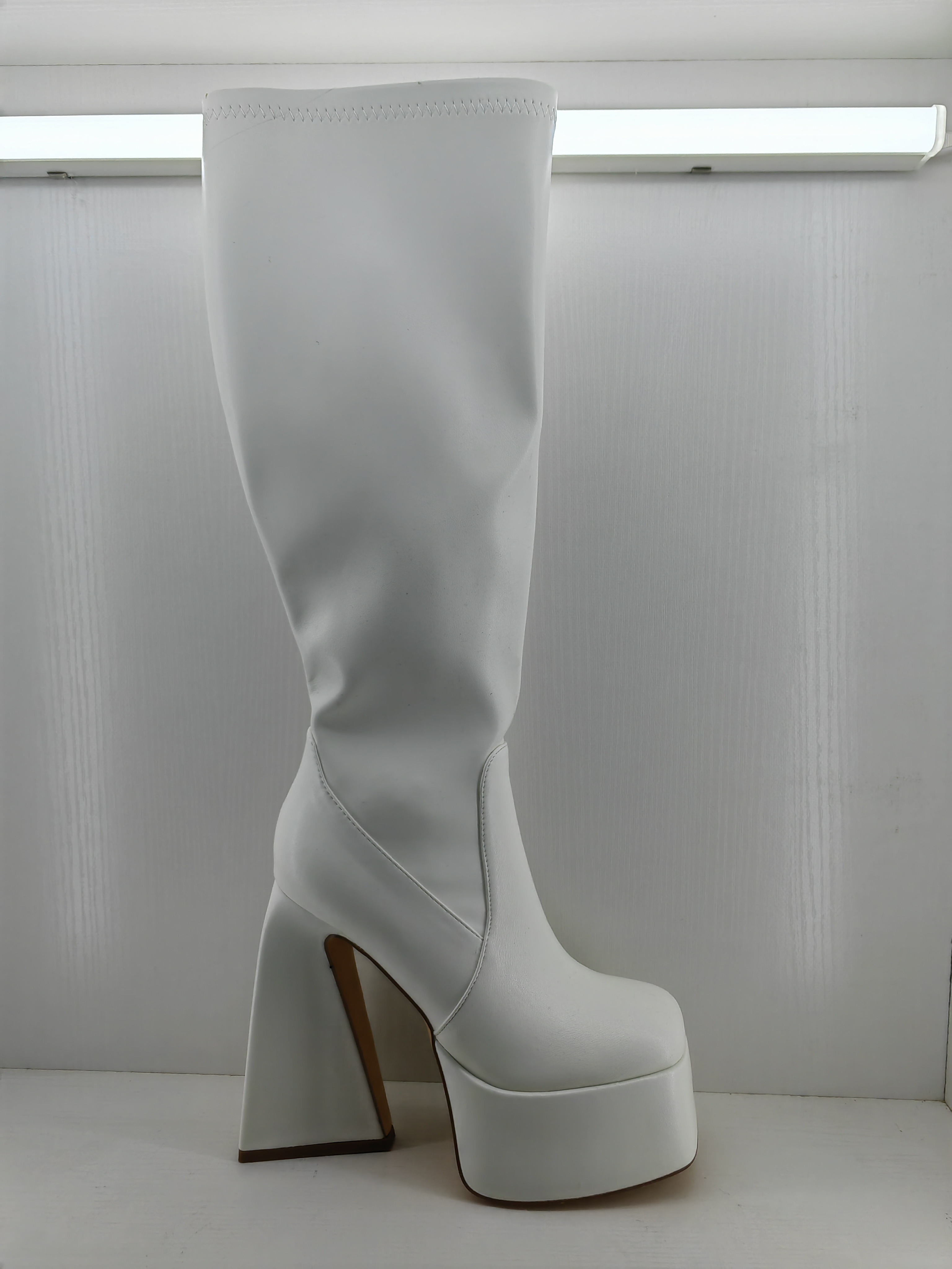 Pointed Toe Women Shoe Boots Chunky Heel And Pull On Closure Type
