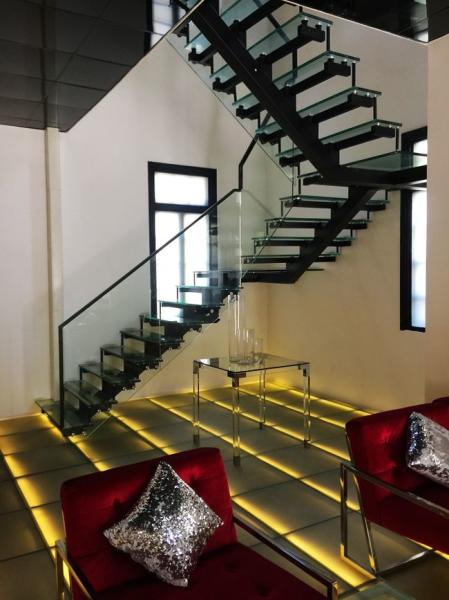 Single straight steel stringer staircase VK01S Spiral Staircase Tread: glass