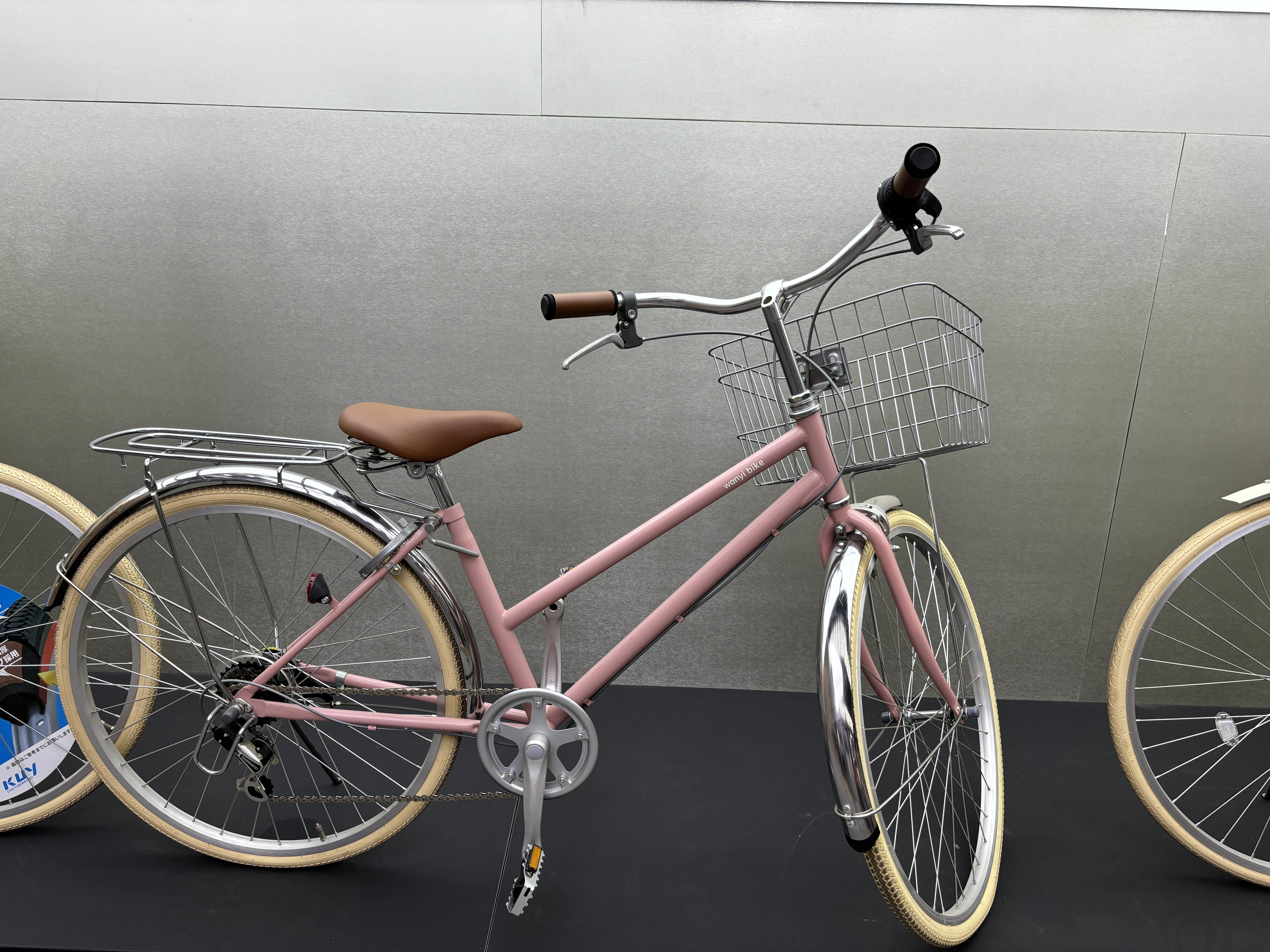 Sleek City Commuter Bicycles With Flat Handlebars Pink 6 Speed Bike