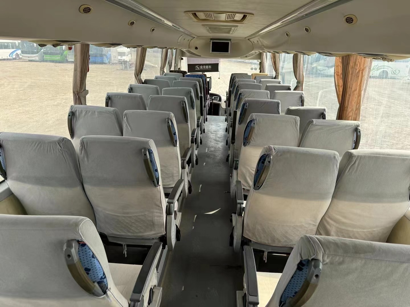 Coach Bus Long Distance Kinglong XMQ617 Bus 47 Seats 2018 Year Leaf Spring Luggage Compartment