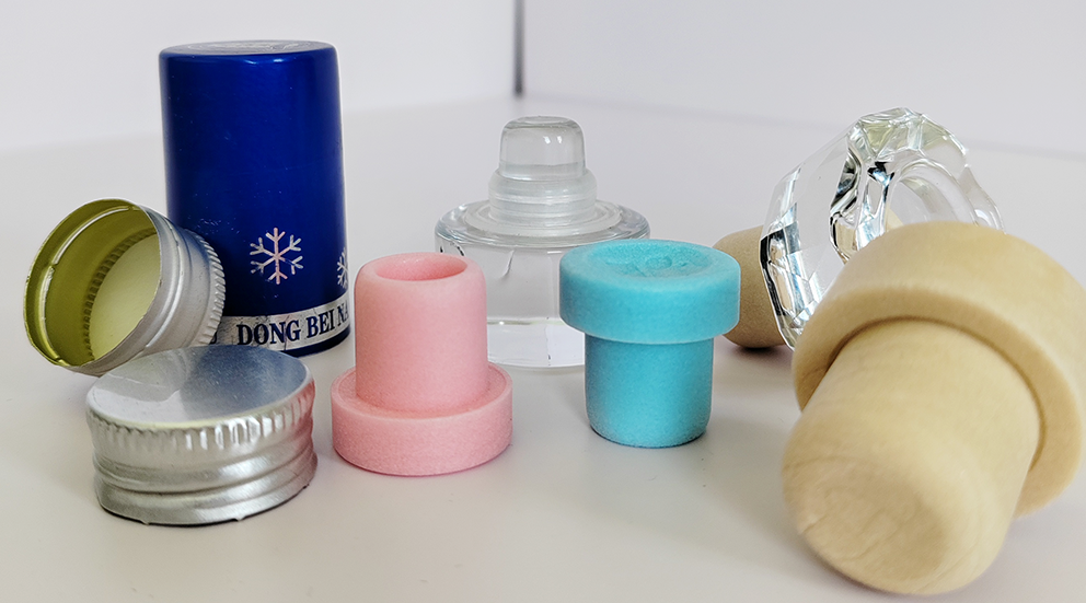 Customized Logo Animal Head Bottle Caps for Sophisticated Glass Collar Wine Bottles