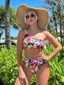 Wholesale Flattering One-Piece Swimsuit With Removable Padding For Women from china suppliers