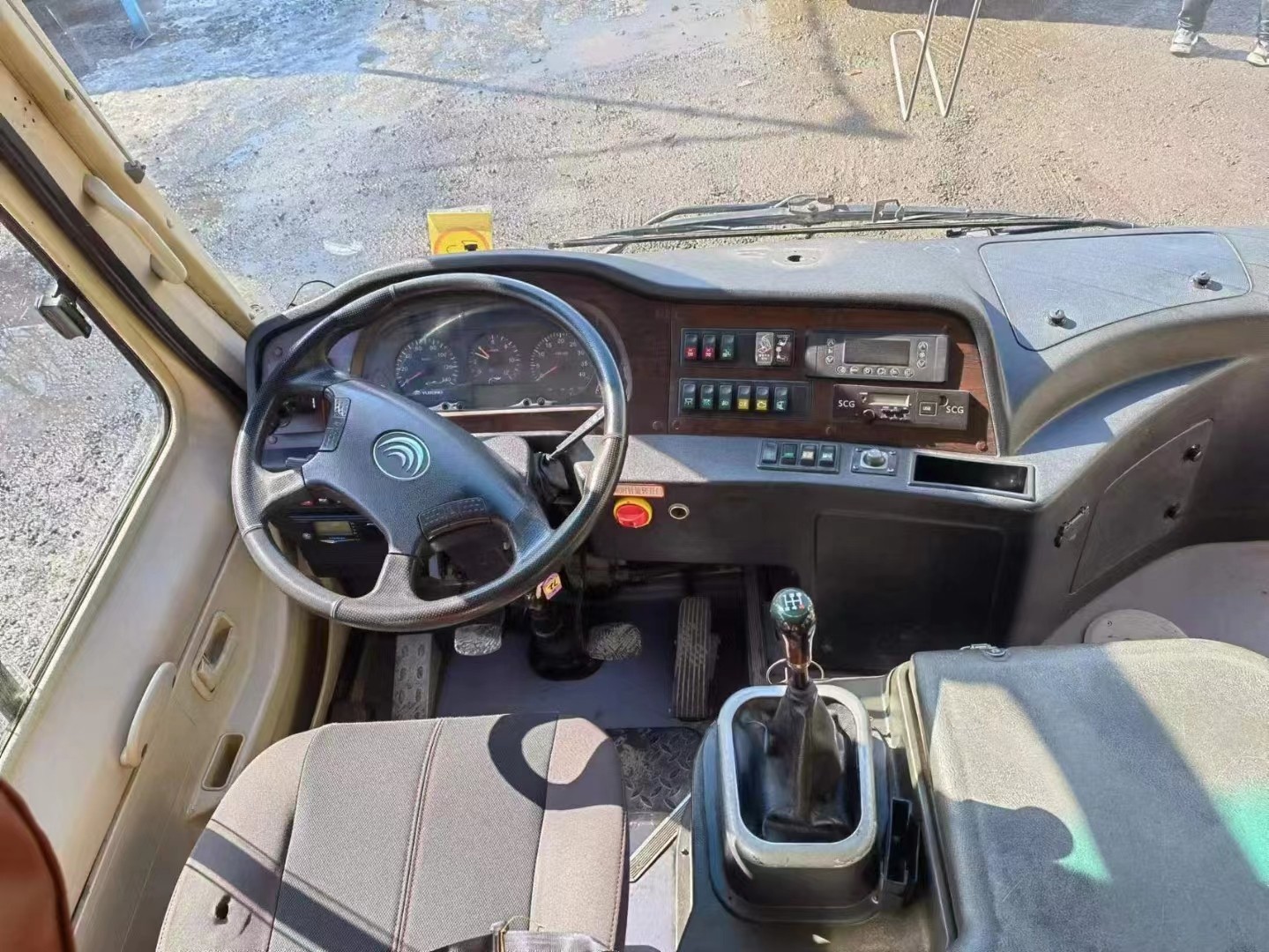 2nd Hand Bus Sealing Windows 28 Seats Single Door Front Engine Used Young Tong Bus ZK6729D